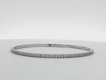 Load and play video in Gallery viewer, 2.00ct Lab Grown Flexi Tennis Bangle in 9k Gold
